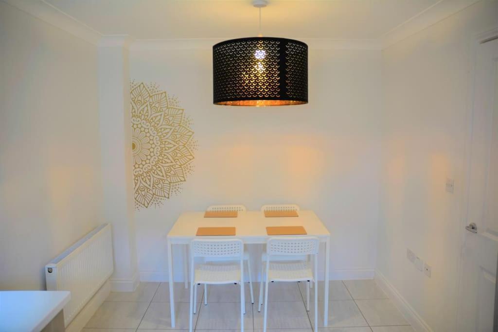 Modern Town House In Cotswolds - 3 Double Bedrooms Witney Luaran gambar
